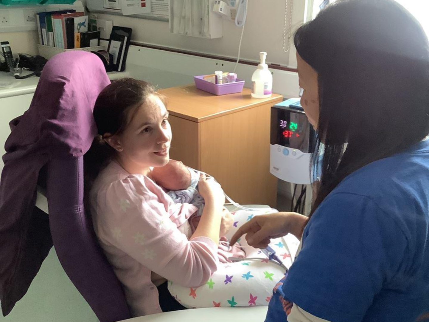 Ickle Pickles' Julie Voong providing peer support to a neonatal mum