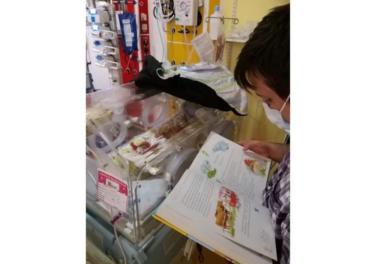 NICU dad Nathan reading to Phoebe